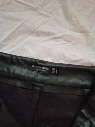 Pantalones cortos efecto piel negros Stradivarius