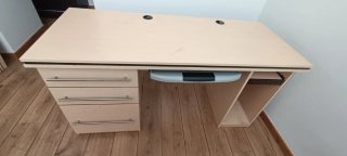 Escritorio madera con cajonera y bandeja extraíble