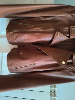 Cazadora cuero marrón Zara, nueva.