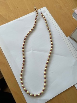 Filo perle Maiorca e rubini cabochon