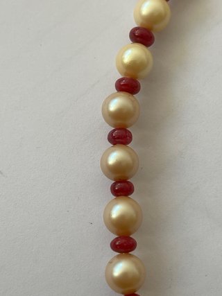 Filo perle Maiorca e rubini cabochon