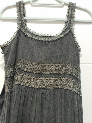 Vestido gris con detalles