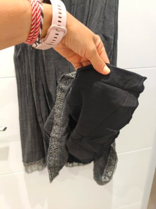 Vestido gris con detalles