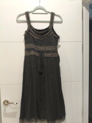 Vestido gris con detalles
