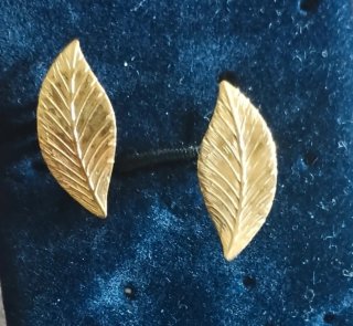 Pendientes hoja dorados