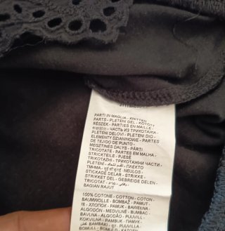 T-shirt nera con balza in pizzo