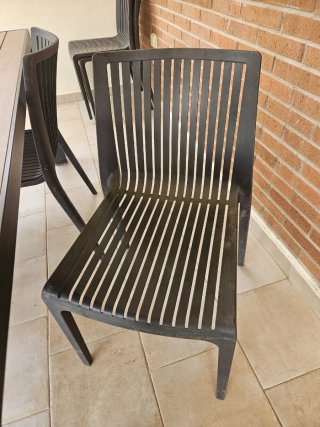 Silla de jardín de plástico negra