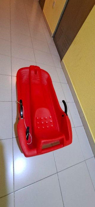 Trineo de nieve rojo