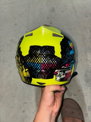 Casco de moto amarillo