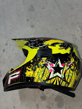Casco de moto amarillo