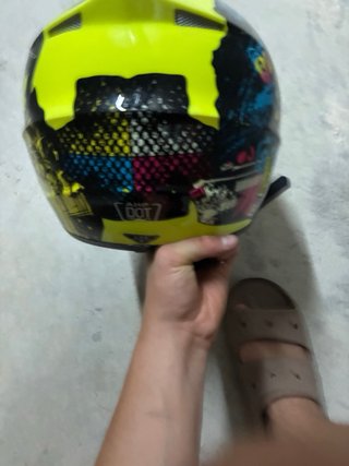 Casco de moto amarillo