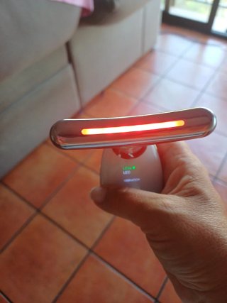 Masajeador facial plateado y blanco nuevo