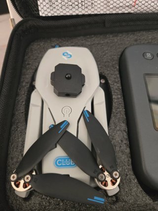 Dron con cámara y pantalla en el control