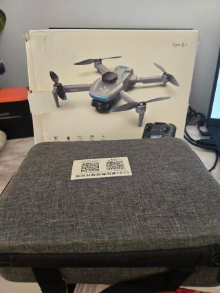 Dron con cámara y pantalla en el control