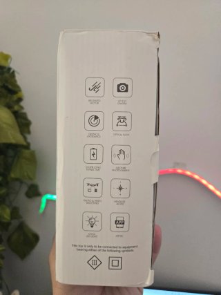 Dron con cámara y pantalla en el control