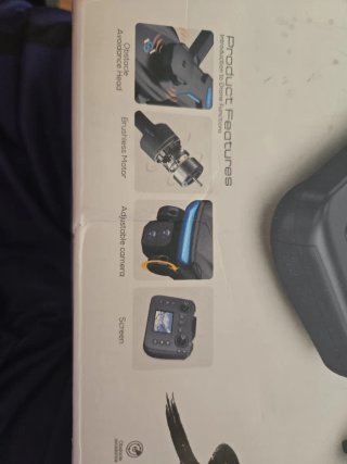 Dron con cámara y pantalla en el control