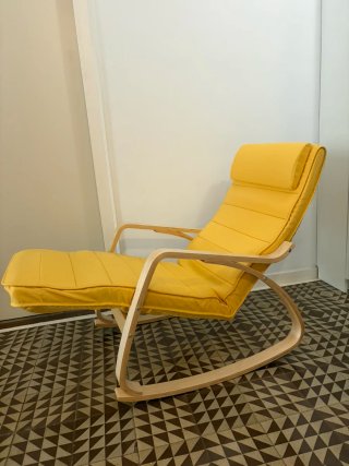 Silla mecedora reclinable color amarillo Poco uso.