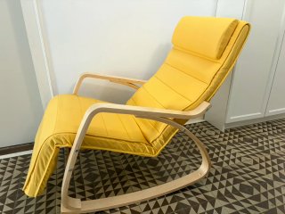 Silla mecedora reclinable color amarillo Poco uso.