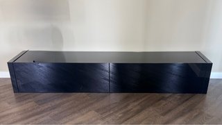 Mueble TV moderno negro y madera