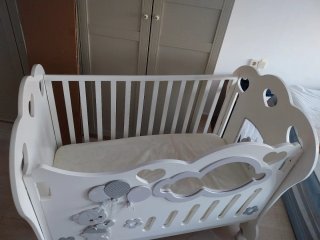 Cuna blanca con osito y globos