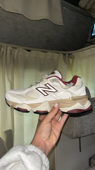 New Balance 9060 Beige/Blanco/burdeos