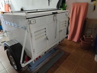 Remolque blanco para perros