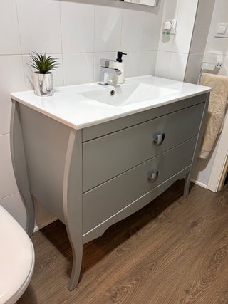 Mueble de baño gris con lavabo y espejo