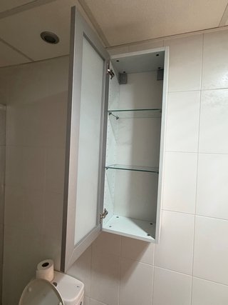 Mueble de baño gris con lavabo y espejo
