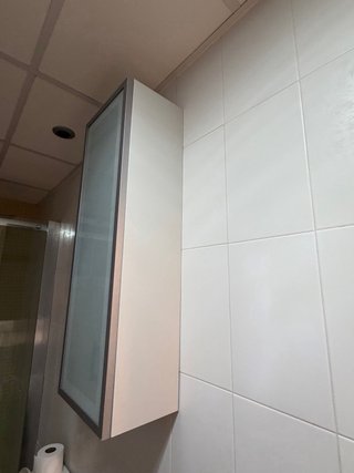 Mueble de baño gris con lavabo y espejo