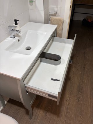 Mueble de baño gris con lavabo y espejo