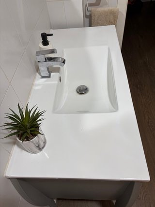 Mueble de baño gris con lavabo y espejo