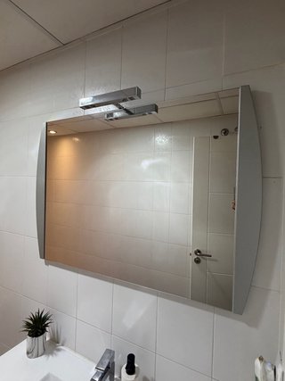 Mueble de baño gris con lavabo y espejo