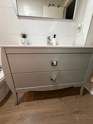 Mueble de baño gris con lavabo y espejo