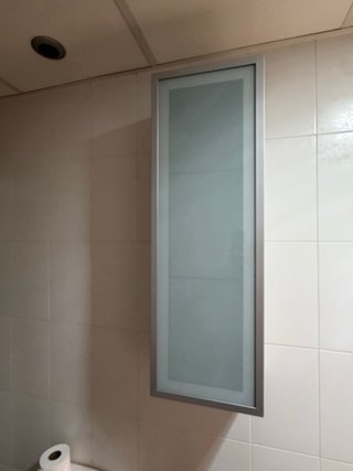 Mueble de baño gris con lavabo y espejo
