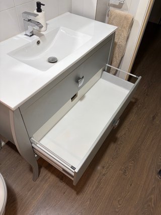 Mueble de baño gris con lavabo y espejo