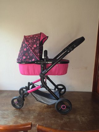 Carrito de juguete rosa con capota súper realista