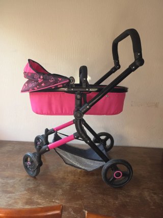 Carrito de juguete rosa con capota súper realista