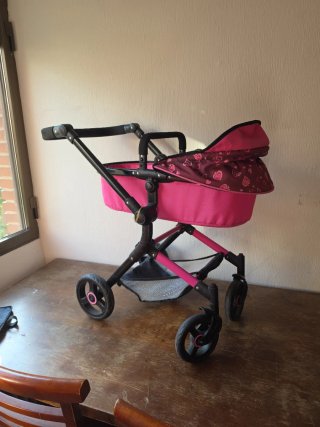 Carrito de juguete rosa con capota súper realista