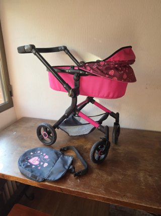 Carrito de juguete rosa con capota súper realista