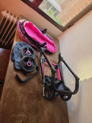 Carrito de juguete rosa con capota súper realista