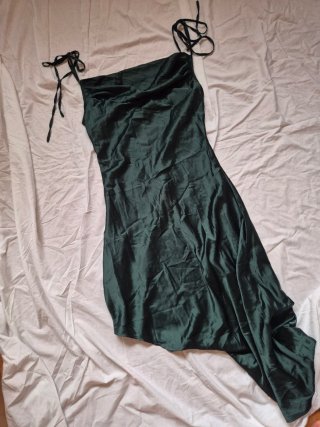Vestido satinado verde tirantes