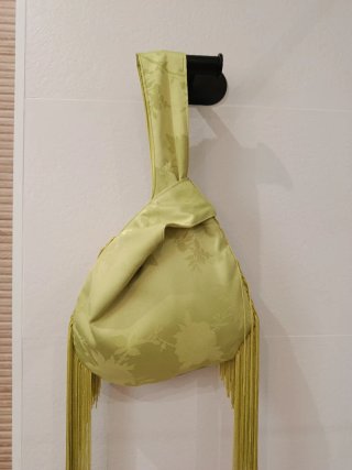 Bolso de mano verde pistacho con flecos