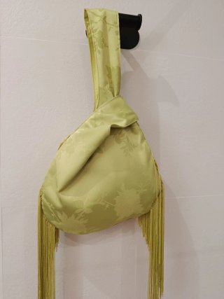 Bolso de mano verde pistacho con flecos