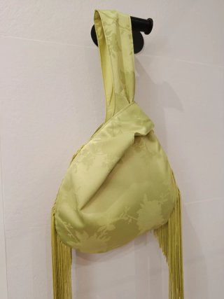 Bolso de mano verde pistacho con flecos