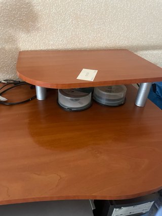 Mesa de ordenador de madera y metal