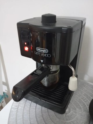 Cafetera DeLonghi Caffè Veneto Negra funcionando
