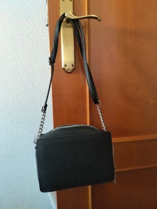 Bolso negro bandolera con cadena