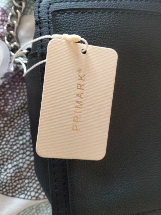 Bolso negro bandolera con cadena