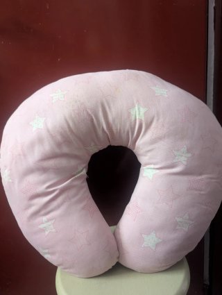 Cojín de lactancia rosa con estrellas