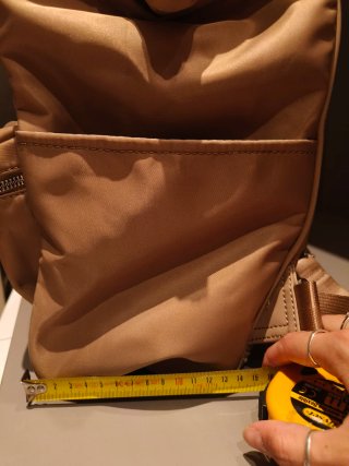 Mochila de viaje beige 33x27x15 aprox.